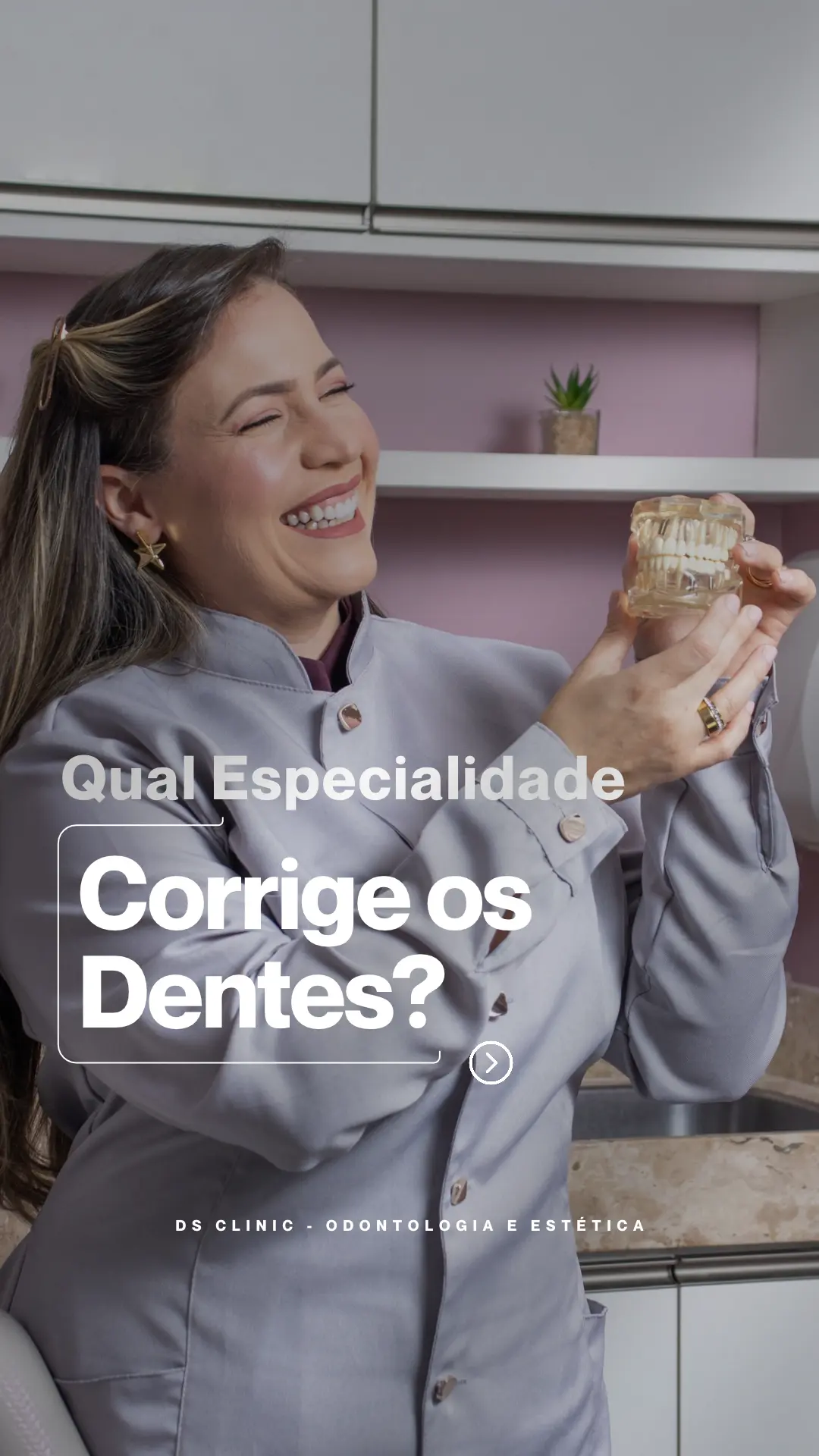 Dra. Juliana apresentando um modelo odontológico